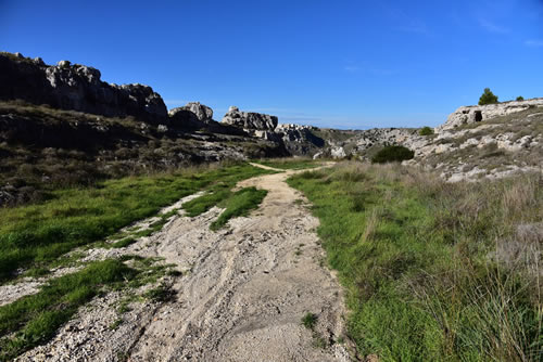 Breccia e materiale lapideo introdotti nei sentieri