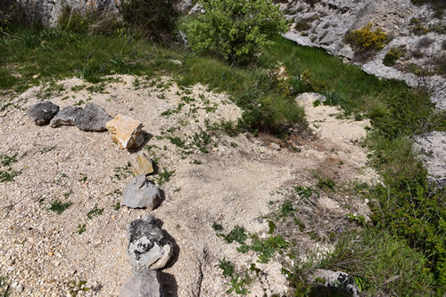 Breccia e materiale lapideo introdotti nei sentieri