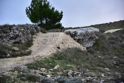 Breccia e materiale lapideo introdotti nei sentieri