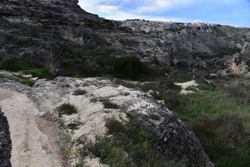 Breccia e materiale lapideo introdotti nei sentieri